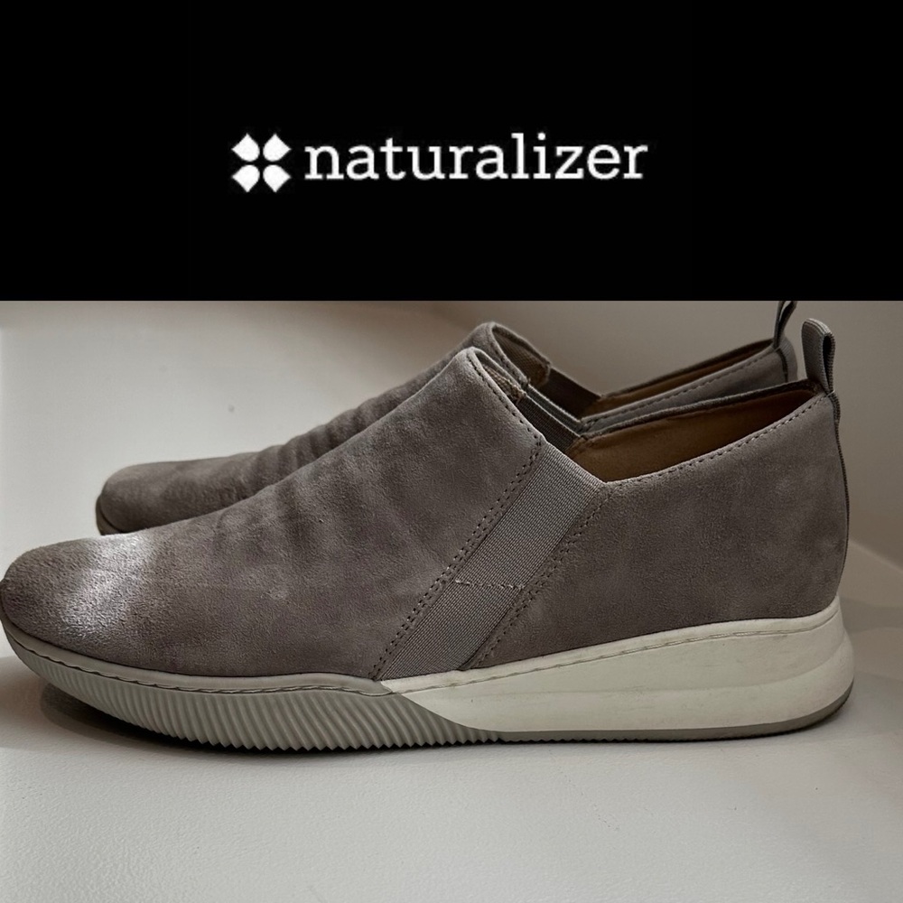 SZ 8.5 NATURALIZER suede loafer